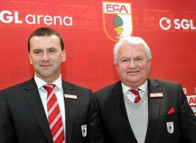 بيتر بريكس (إلى اليمين)