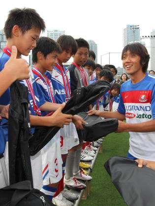 ناكامورا يقوم بتكريم لاعبي فريق يوكوهاما للناشئين