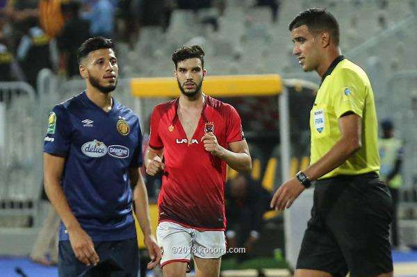 وليد أزارو عقب تمزيق قميصه