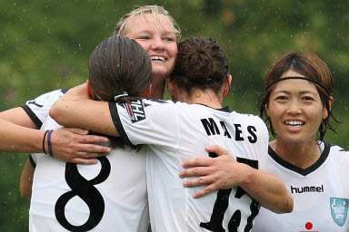 المهاجمة كوزو أندو ( أقصى اليمين ) تحتفل مع زميلاتها 