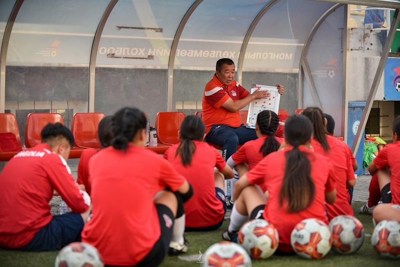 المدرب جانبولد تسيديفسورين مع لاعبات المنتخب