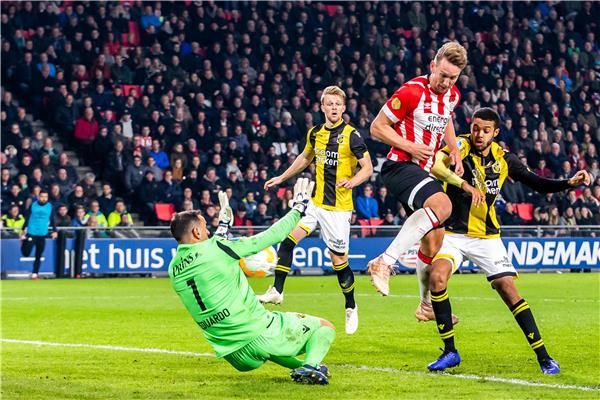 جانب من مباراة أيندهوفن وفيتيسه