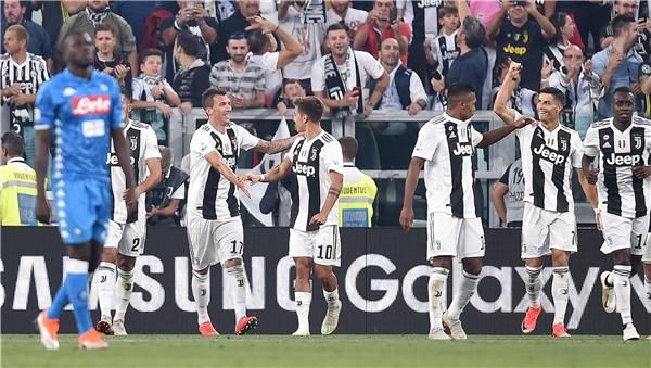 ماندزوكيتش مع لاعبي يوفنتوس