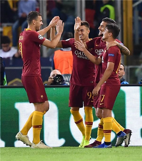 أوندير مع لاعبي روما 