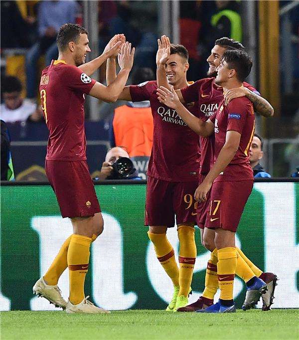 أوندير مع لاعبي روما 