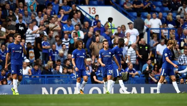 لويز مع لاعبي تشيلسي