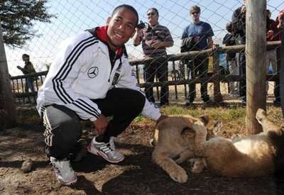 المدافع الدولي دينيس أوجو 