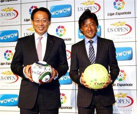 تاكيشي أوكادا ( يسار ) بعد أن وقع على عقد الإنتقال للقناة اليابانية