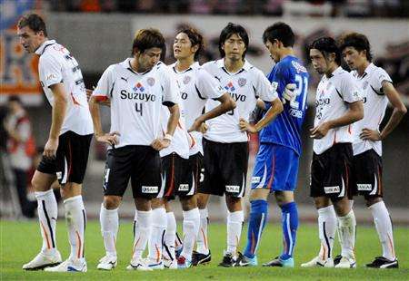 لاعبي شيميزو في حالة ذهول بعد الخسارة القاسية أمام البيريكس نيغاتا