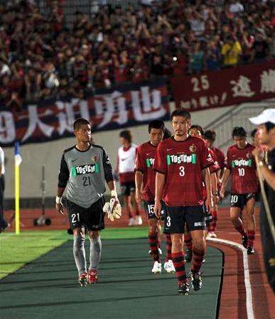 لاعبي فريق كاشيما في حالة حزن بعد تعادلهم أمام جامبا أوساكا