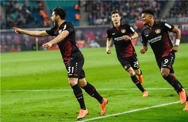  بايلي مع لاعبي باير ليفركوزن