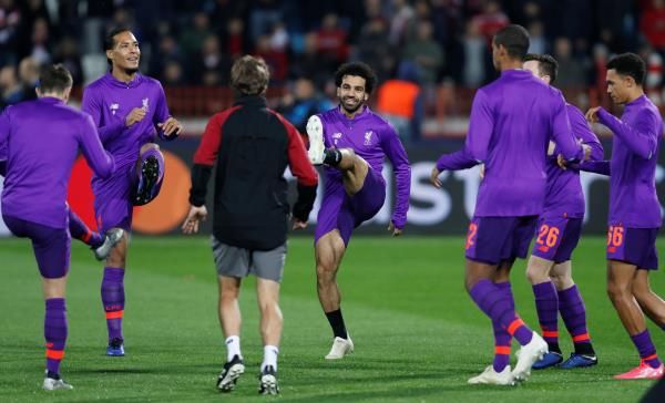 لاعبو ليفربول أثناء الإحماء
