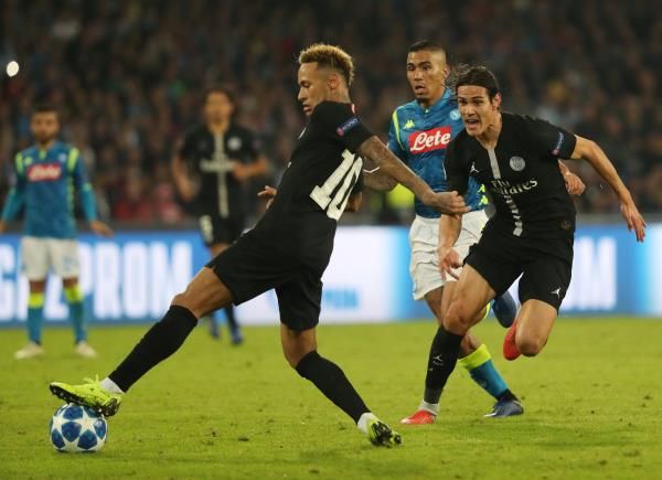 نيمار دا سيلفا وكافاني خلال المباراة