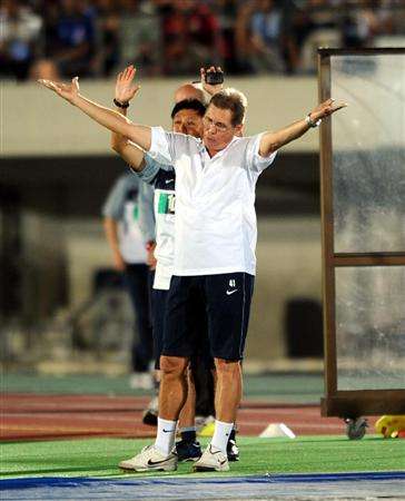 المدرب أوزفالدو أصبح لا يحتمل قرارت حكام الدوري الياباني