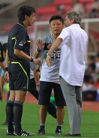 عندما تعرض أوزفالدو للطرد من قبل الحكم نيشيمورا ( 31 يوليو )