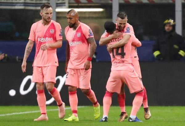 أرتورو فيدال مع لاعبي برشلونة