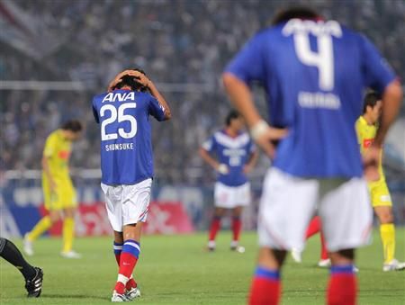 شونسوكي ناكامورا ( رقم 25 ) في حالة حزن بعد إبتعاد فريقه عن لقب الدوري الياباني