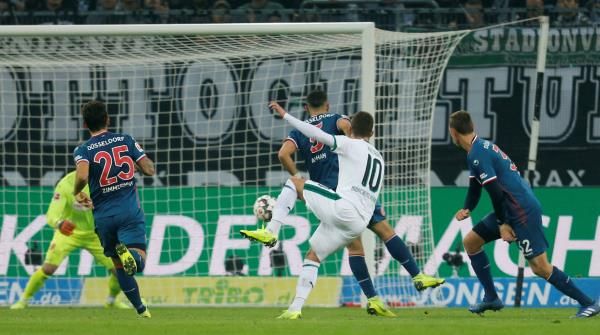 جانب من لقاء مونشنجلادباخ ودوسلدورف