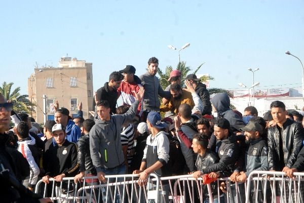 حشود كبيرة للحصول على التذاكر