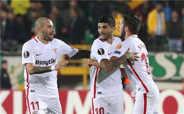 فرحة لاعبي إشبيلية