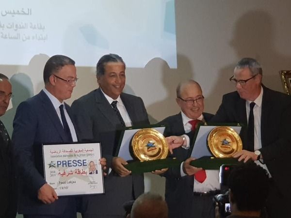 تبادل الدروع بين المتحدثين في الندوة