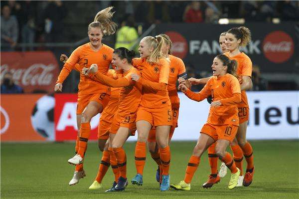 لاعبات هولندا بعد التفوق على سويسرا