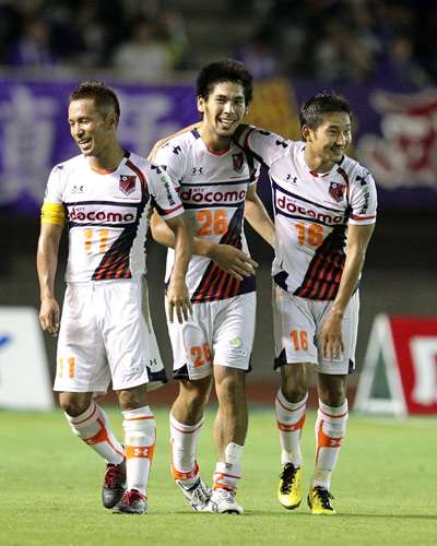 لي تشون سو ( أقصى اليمين ) يحتفل مع زملائه بعد فوزه على فريق هيروشيما