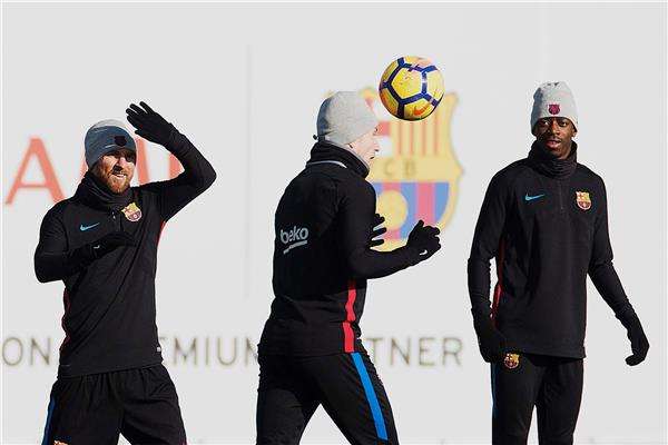 ديمبلي بين لاعبي برشلونة