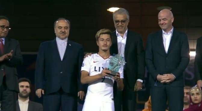 سوزوكي مع جائزة أفضل لاعب في دوري أبطال آسيا