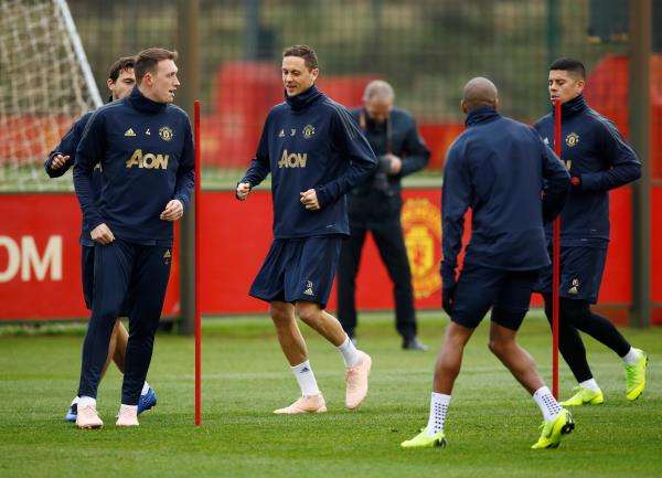 جونز مع لاعبي مانشستر يونايتد