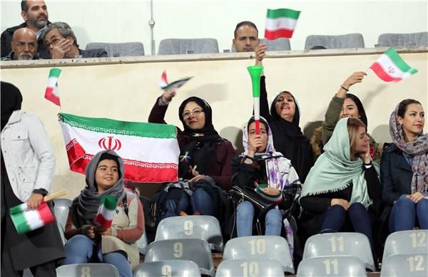 صورة ارشيفية لسيدات إيران في المدرجات