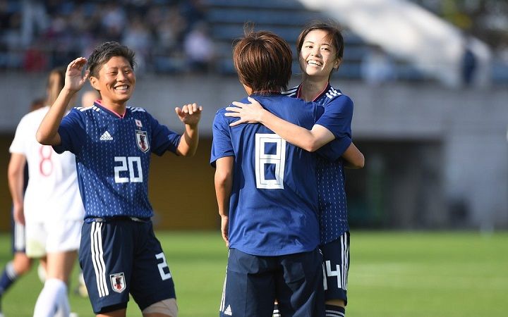 لاعبات اليابان تحتفلن بهز شباك النرويج