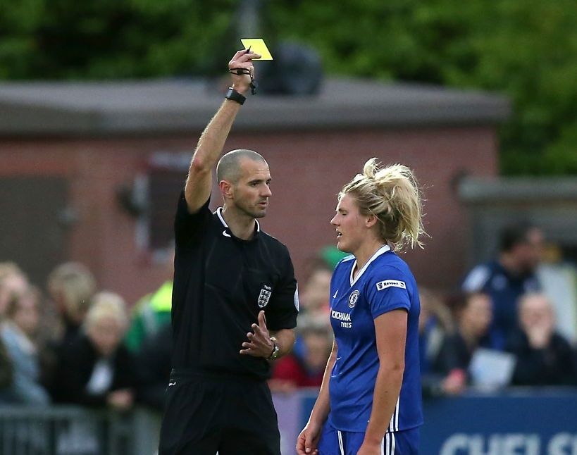 التحكيم الرجالي في إحدى مباريات الدوري الإنجليزي للسيدات