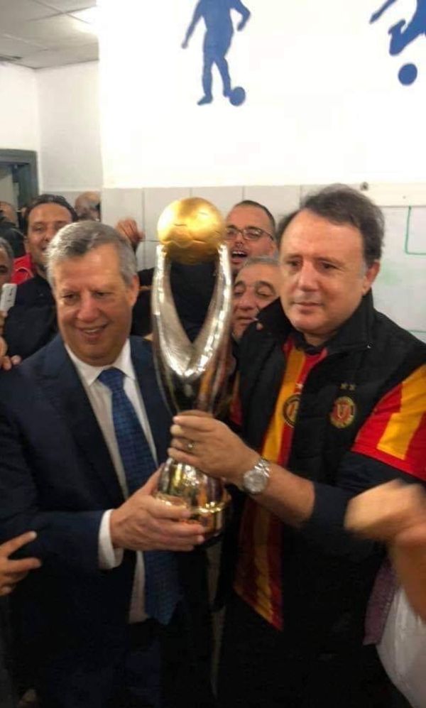 شيبوب والمدب مع كأس بطولة أفريقيا 