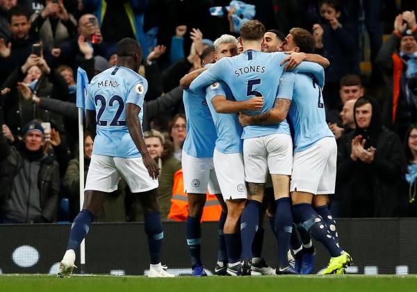 أجويرو يتلقى التهاني بعد هدفه