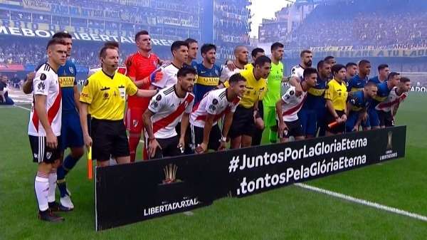 الفريقان مع الحكام في الصورة الجماعية