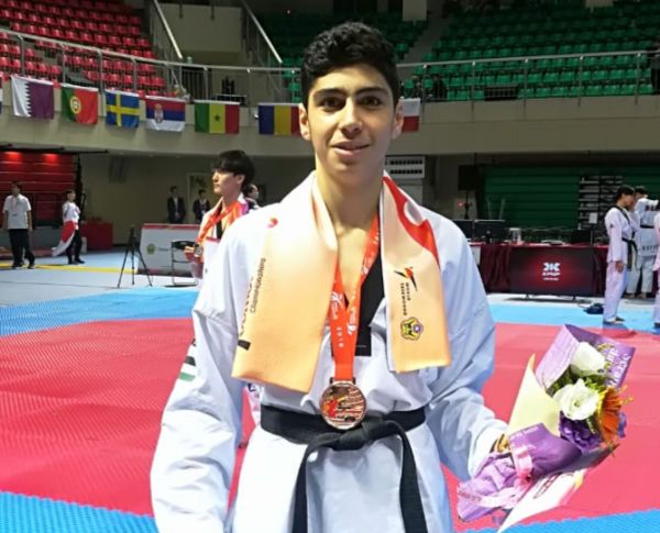 زيد مصطفى متوجًا بالبرونزية