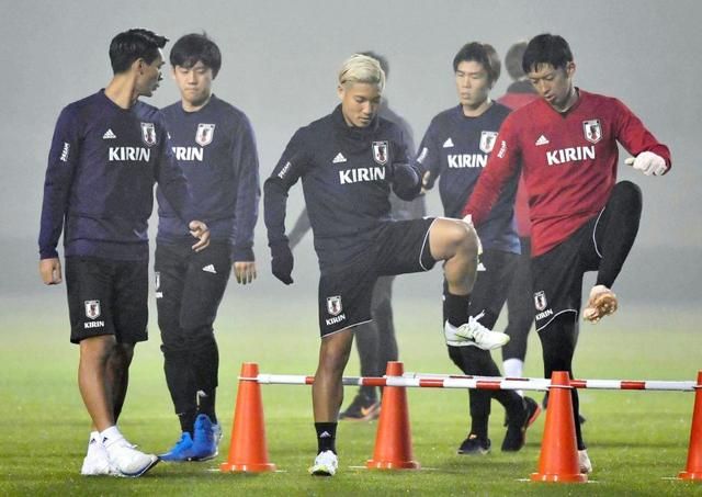 ياماناكا (الوسط) في أولى تدريباته مع منتخب اليابان