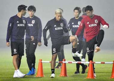 ياماناكا (الوسط) في أولى تدريباته مع منتخب اليابان