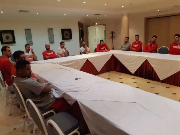 البنزرتي يجتمع باللاعبين والجهاز الفني