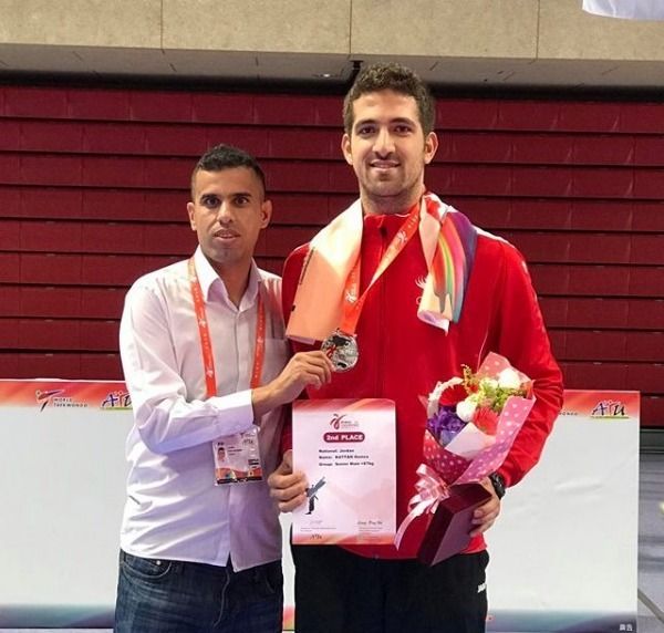 قطان ومدربه العساف بعد التتويج