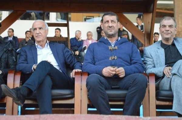 عبدالخالق عاشور على يمين الصورة