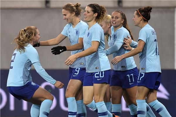 فرحة لاعبات هولندا بالتأهل إلى كأس العالم 2019