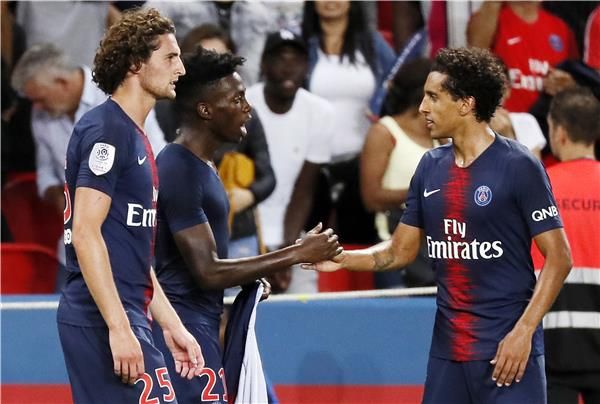 تيموثي ويا مع لاعبي سان جيرمان