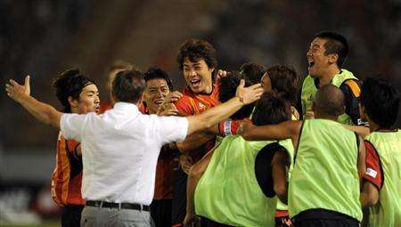 لاعبي ناغويا يحتفلون بعد تحقيقهم فوزاً مهماً على جامبا أوساكا