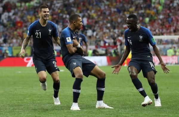 مبابي إلى جانب ماتويدي