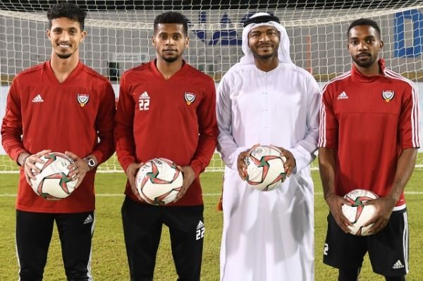 محسن مصبح مع حراس الإمارات