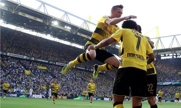 سانشو مع لاعبي بوروسيا دورتموند