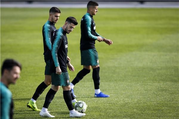 سيلفا مع لاعبي البرتغال 