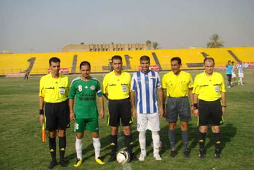 كابتنا الطلبة والزوراء عبد الوهاب ابو الهيل وهشام محمد مع الطاقم التحكيمي 